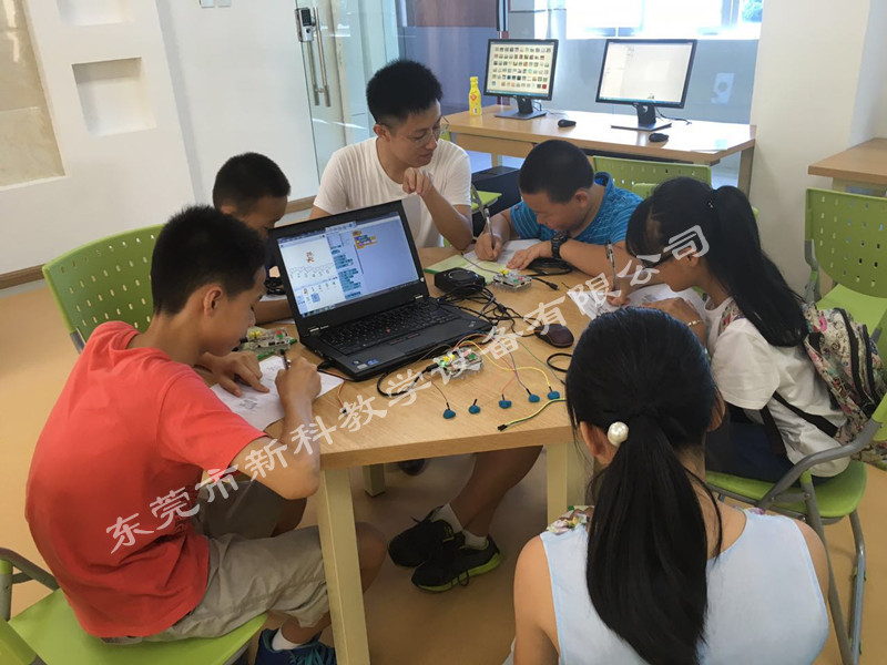 <a href='http://m.jim4jesus.com' target='1' style='font-size:14px; font-weight:bold; color:#0080ff;'>創客實驗室</a>