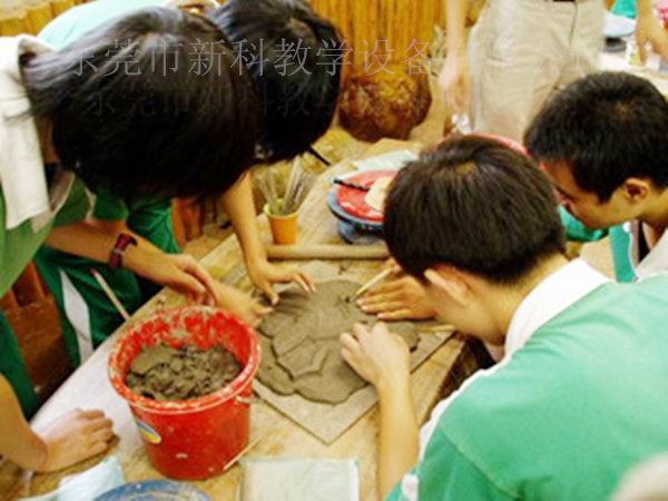 <a href='http://m.jim4jesus.com/chanpin/55-1.html' target='1' style='font-size:18px; font-weight:bold; color:#000000;'>陶藝功能室</a>2