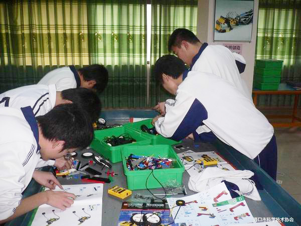 <a href='http://m.jim4jesus.com/chanpin/60-1.html' target='1' style='font-size:18px; font-weight:bold; color:#000000;'>機器人功能室</a>